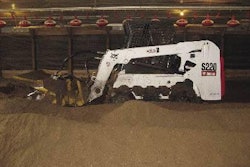 Hacer la composta de la cama entre parvadas reduce los patógenos y mejora la salud aviar.