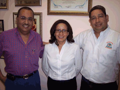 Arq. José Bismark Tapia, Presidente (izq), Lic. Dameyba Cruz, Gerente General y Lic. Marcos Estrada, Vice-Gerente