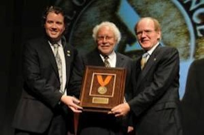 Entrega de la Medalla a la Excelencia Alltech, 2010. (Izq. a der.) Mark Lyons, Jim Pettigrew y Pearse Lyons