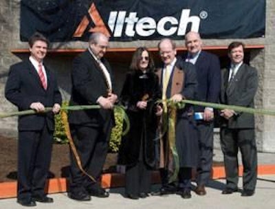 El pasado 23 de febrero de 2011, el presidente de Alltech, Sr. Pearse Lyons cortó la cinta inaugural de la Planta de Fermentación de Algas.