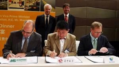 The signing ceremony with, from left to right: Mr. John van den Broek (MS Schippers), Mr. Jin Weidong (Wellhope Group), Mr. Jan Cortenbach (De Heus International). In the background the Dutch Minister Verhagen of Economic Affairs, Agriculture and Innovation together with the Dutch ambassador in China, Mr. Bekink.