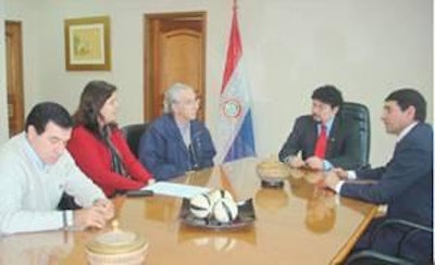 El Director Nacional de Aduanas, Abogado Miguel Acosta Castro mantuvo una reunión con miembros de la Asociación de Avicultores del Paraguay, AVIPAR