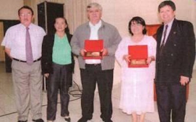 Durante el XVIII Aniversario de AMEVEA Bolivia se distinguió a la Sra. Benicia Vda. De Valsania con el premio “A la Trayectoria Femenina en la Avicultura” y también al Dr. Sergio Salazar con el galardón “A la Trayectoria Veterinaria en la Avicultura”.