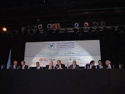 Pódium del XXII Congreso Latinoamericano de Avicultura da la bienvenida a los más de 5,000 asistentes que concurrieron a la ceremonia de inauguración.