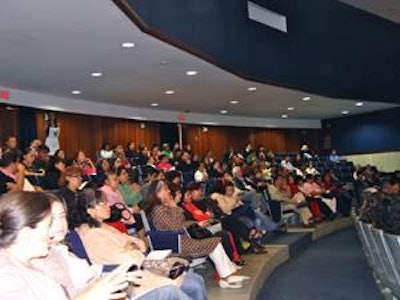 Público atendiendo a las conferencias sobre el huevo.
