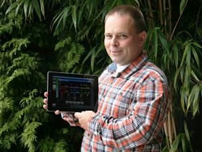 Sr. Gudo Mollen, Gerente de la Planta de Incubación de Spoormans, controlando sus incubadoras S-line desde su iPad.