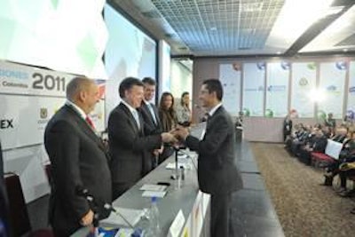 Presidente de Colombia, Dr. Juan Manuel Santos, entregando el premio al Gerente General y CEO de CI TEKPRO SA, Sr. Alejandro Puerta.