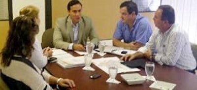 El gobernador Richard Aguilar Villa reunido con representantes gubernamentales y avicultores.