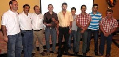 Sr. Robin Jarquin de Cobb-Vantress (tercero de la izquierda) fotografiado junto al personal de la granja de PIPASA durante la ceremonia de reconocimiento.