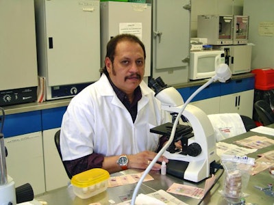El Dr. Rubén Moreno, de la Universidad Iberoamericana realiza estudios sobre la contaminación con Campylobacter en productos avícolas.