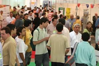 Los asistentes caminan por la exposición durante AveSui 2012.