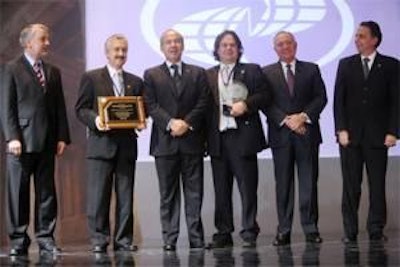 El Presidente Calderón hace entrega al Dr. Bernardo Lozano del premio