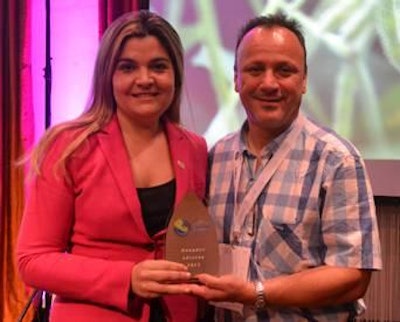 Foto cortesía de Alltech. | Benjamín Ruiz recibe el premio de manos de María Sol Orts, Gerente de Comunicaciones para Latinoamérica de Alltech.