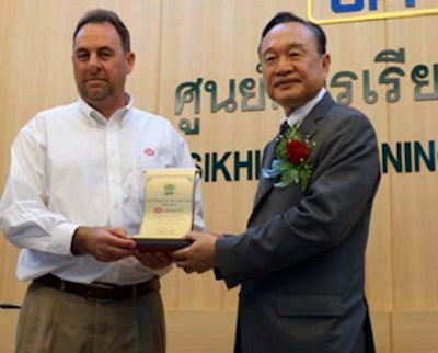 Adirek Sripratak, right, president and chief executive officer of CPF, officially opens the Sikhiu learning center. Sripratak also visited the first course held at the center and presented a plaque commemorating the close cooperation between Cobb and CPF.