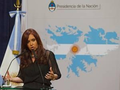 La Presidenta de Argentina, Sra. Cristina Fernández de Kirchner envió al congreso un proyecto de ley para expropiar el 51 por ciento de la petrolera YPF, controlada por la española Repsol.