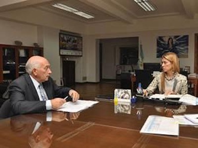 Reunión entre la ministra de Industria de la República de Argentina, Sra. Débora Giorgi, y el presidente del Centro de Empresas Procesadoras Avícolas, Sr. Roberto Domenech.