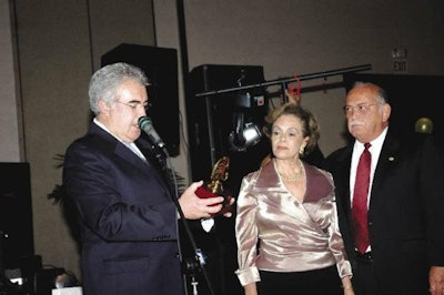El Ing. Agustín Martínez, Presidente de AVES, hace una presentación especial a Don Eduardo Lemus O’Byrne (acompañado por su señora), dado que él fue uno de los fundadores originales de AVES hace 50 años.