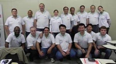 Foto cortesía de: Meriden Animal Health | Algunos miembros del equipo de ventas de InovaVet, entre ellos el Director Sergio Gomide (última fila, tercero de izquierda a derecha), y el representante de Meriden, Ivan dos Santos (última fila, segundo de izquierda a derecha).