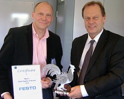 Onno Oudewortel officially presents the ‘Meyn Supplier of the year 2013 Award’ to Thomas Pehrson.