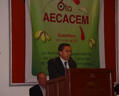 El Dr. García dirigiéndose al público en la inauguración.