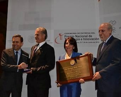 Foto cortesía de Sephnos | Los Dres. Javier Septién y Leticia Dussan reciben el Premio Nacional de Tecnología e Innovación 2013/14.