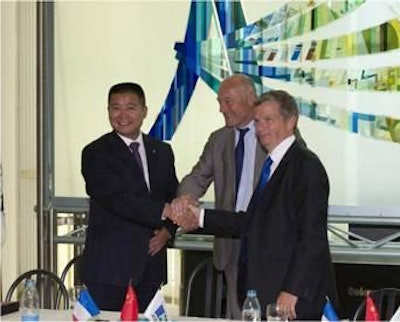 Liang Guo, CEO of Sichuan Hengtong Animal Pharmacy Co.; Alain Rousset, CEO of the Regional Council of Aquitaine; and Marc Prikazsky, CEO of Ceva Santé Animale celebrated the creation of Ceva Hengtong.