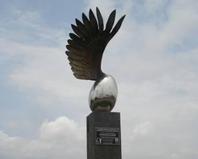 Cortersía del Dr. Miguel Ángel Márquez | Paradojas del destino: justo antes de que el brote iniciara, con orgullo los avicultores de Tepatitlán donaron este Monumento al Huevo en la Glorieta de la Avicultura.