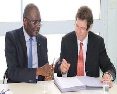 Babacar Ngom and Alain Reocreux sign an agreement that will see French equipment producers share their knowledge with poultry meat and egg producers in Senegal.