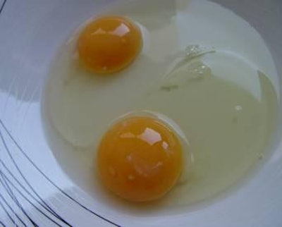 El consumidor de hoy en día gusta de huevos sin manchas o partes decoloradas en la yema.