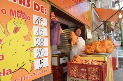 www.cambio.bo | Puesto de venta de pollo en un centro de abasto de la ciudad de La Paz.