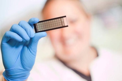 Cobb/Hendrix | Este pequeÃ±o portaobjetos puede analizar unas 60,000 secuencias de ADN.