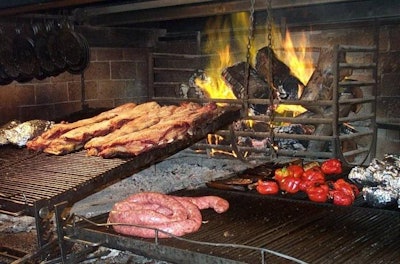 Un asado argentino. | Wikimedia Commons
