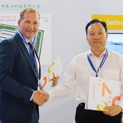 Tjitze Meter, HatchTech founder and CEO, and Lianzeng Wang, president of HuaYu Agricultural Science and Technology Co. Ltd., sign an agreement for construction of the world’s largest layer hatchery.