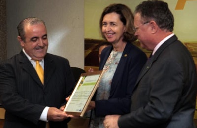 Jairo Arenazio, left, from Cobb-Vantress, receives the compartmentalization certification. He is pictured with OIE Director General Monique Eloit and Minister of Agriculture Blairo Maggi. | MAPA