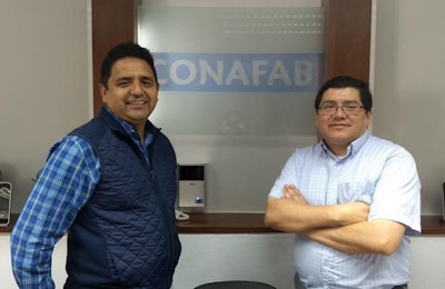 Javier León y Miguel Ángel Guízar del Conafab señalan la necesidad de ser menos dependientes de granos del exterior para alimentos balanceados. Foto cortesía de Conafab.