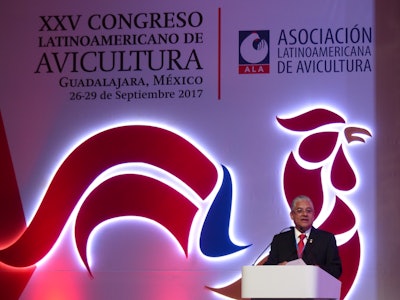 El Dr. Jorge García de la Cadena durante la inauguración del XXV Congreso Latinoamericano de Avicultura. Foto de Benjamín Ruiz.