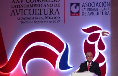 Dr. Jorge García de la Cadena, outgoing president of the Latin American Poultry Association, speaks during the inauguration ceremony for the XXV Latin American Poultry Congress. | Benjamín Ruiz.