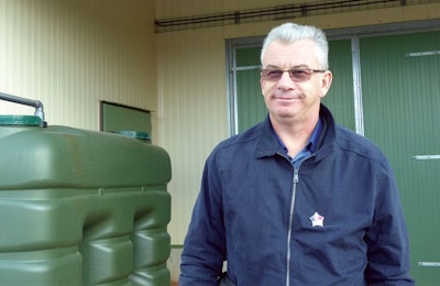 Stephane Dahirel has been producing broilers without antibiotics for three years and, with a close eye on biosecurity, has managed to keep his farm disease free. | Benjamin Ruiz