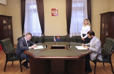 Alexander Nikitin, left, head of the Tambov Region Administration, and Sergey Mikhailov, CEO of Cherkizovo Group, sign an agreement for support of a Tambov Turkey expansion during a ceremony held at the region’s representative office in Moscow. (Cherkizovo Group)