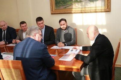 Igor Artamonov, right, head of administration for the Lipetsk Oblast, discusses Cherkizovo's growth projects in the region with leaders from the company. (Cherkizovo)