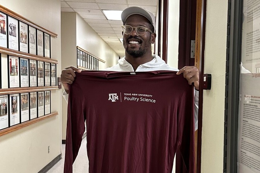 Von Miller offers chicken to win back No. 40